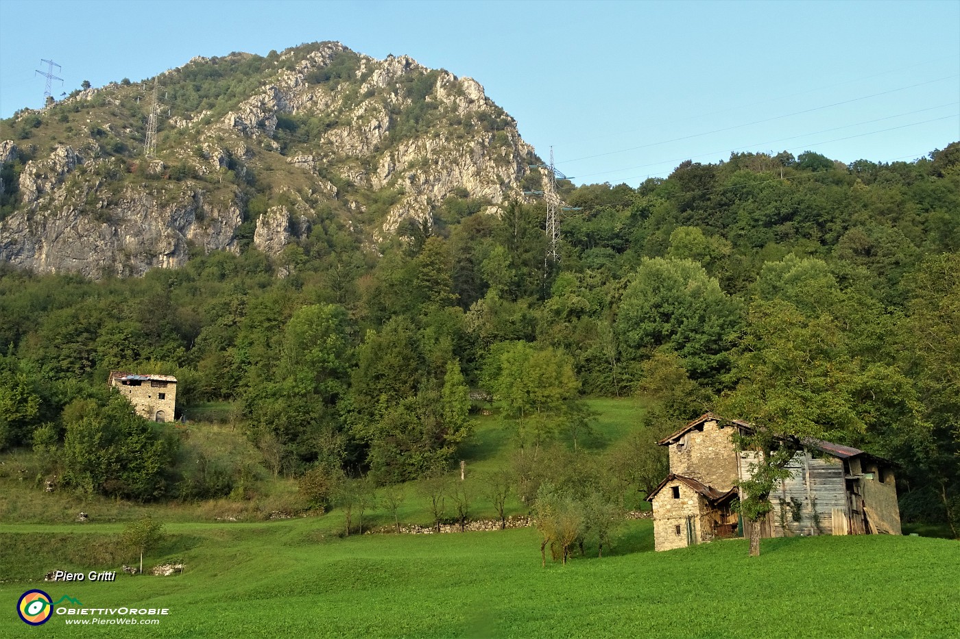 79 Grande bella radura prativa con vista sulla cima rocciosa del Pizzo di Spino versante sud.JPG